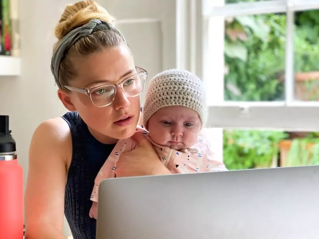 安柏赫德 Amber Heard 近況曝光！經紀人證實喜懷二胎：「目前正處於懷孕初期！」