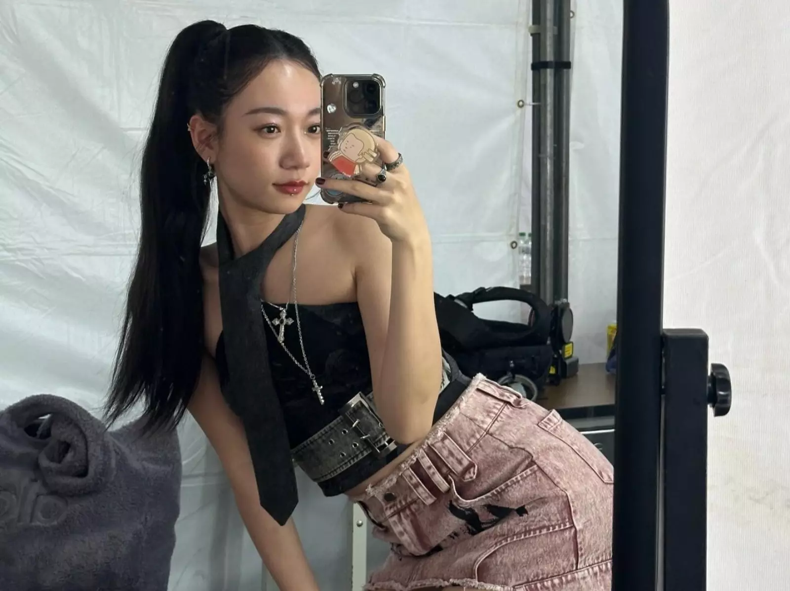 Julia 吳卓源沈寂 8 個月推出全新 EP《brb》！感性吐露：「我不是一個人！」