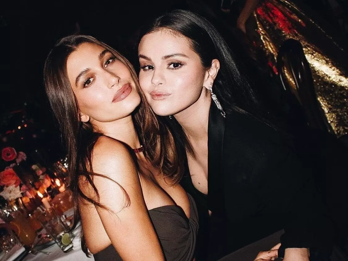 賽琳娜 Selena Gomez、班尼布蘭柯 Benny Blanco 訂婚！海莉比伯 Hailey Bieber 反應引發熱議！