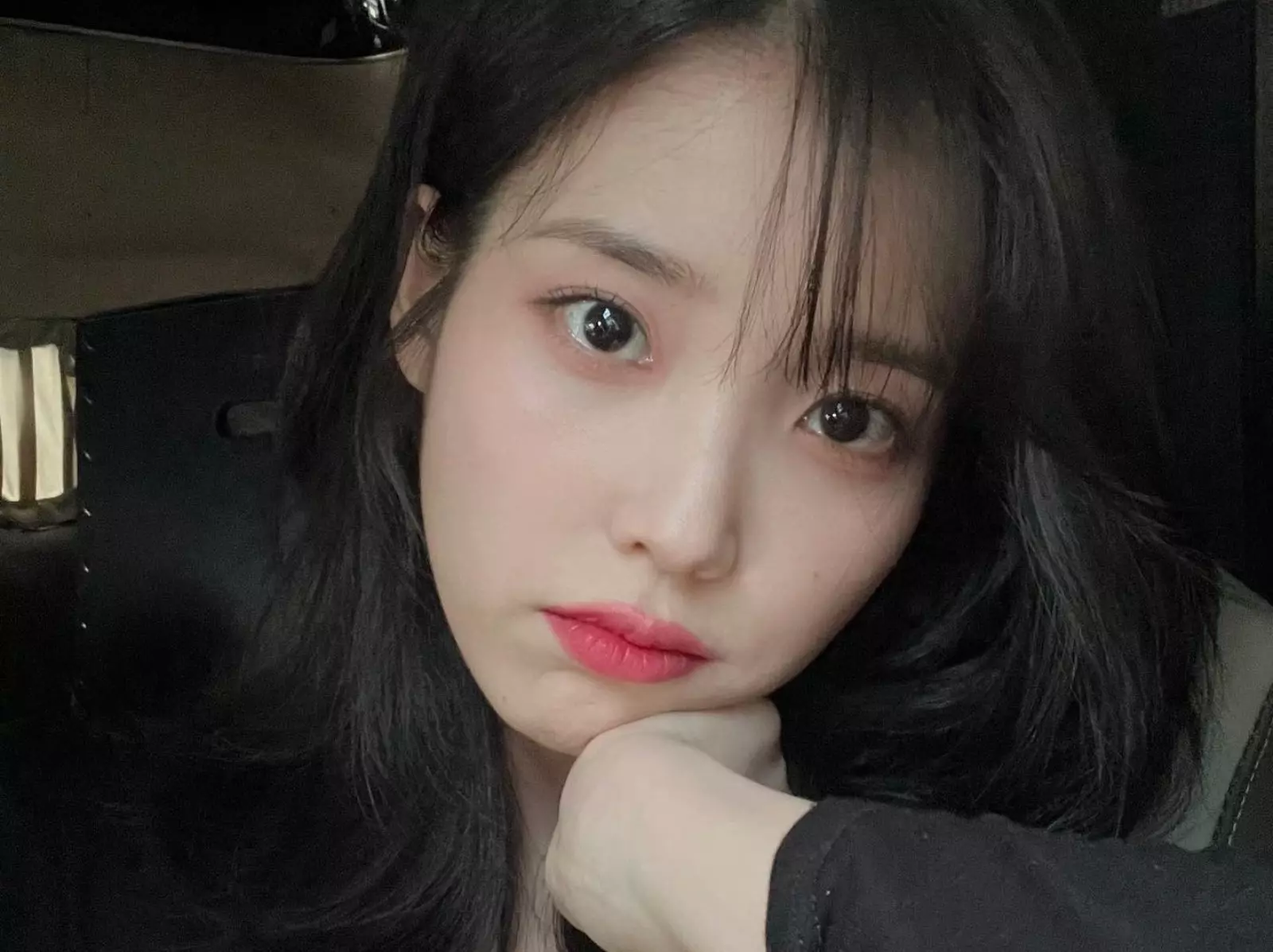 IU 李知恩透露自己患有罕見疾病！坦言：「部分皮膚已經沒有感覺！」