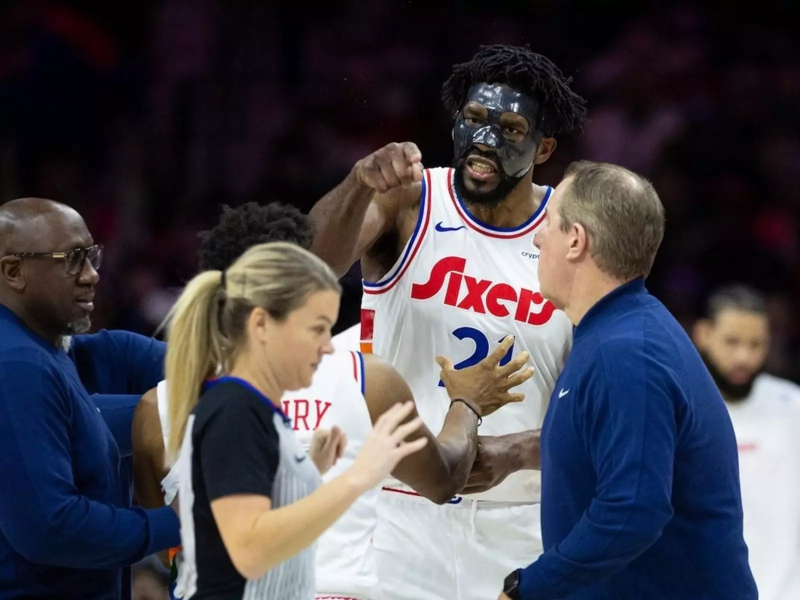 NBA／馬刺 76 人比賽吹判亂成一鍋粥！女裁判道歉「是我搞砸了。」