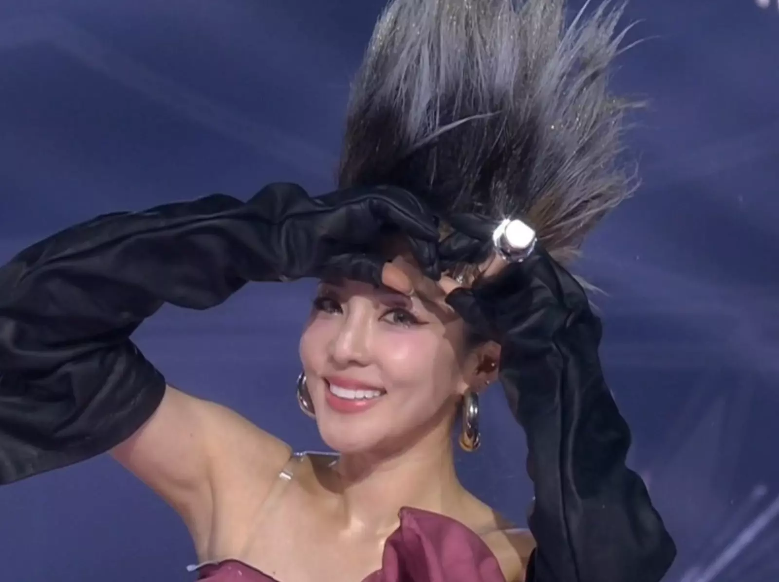 2NE1《2024 SBS 歌謠大戰》嗨唱經典歌曲！40 歲 Dara 重現「沖天炮髮型」掀熱議！