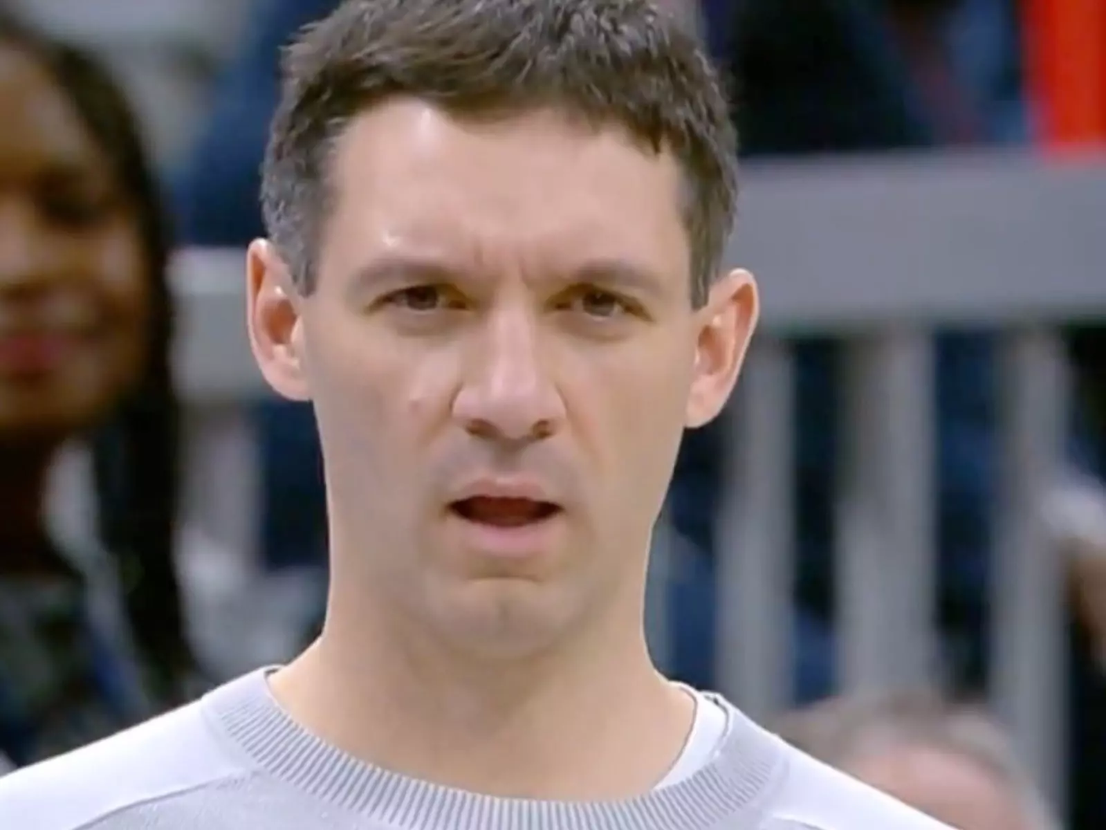 NBA／雷霆溜馬之戰裁判「發球站錯邊」鬧烏龍，網友傻眼「以為在看系隊比賽⋯」