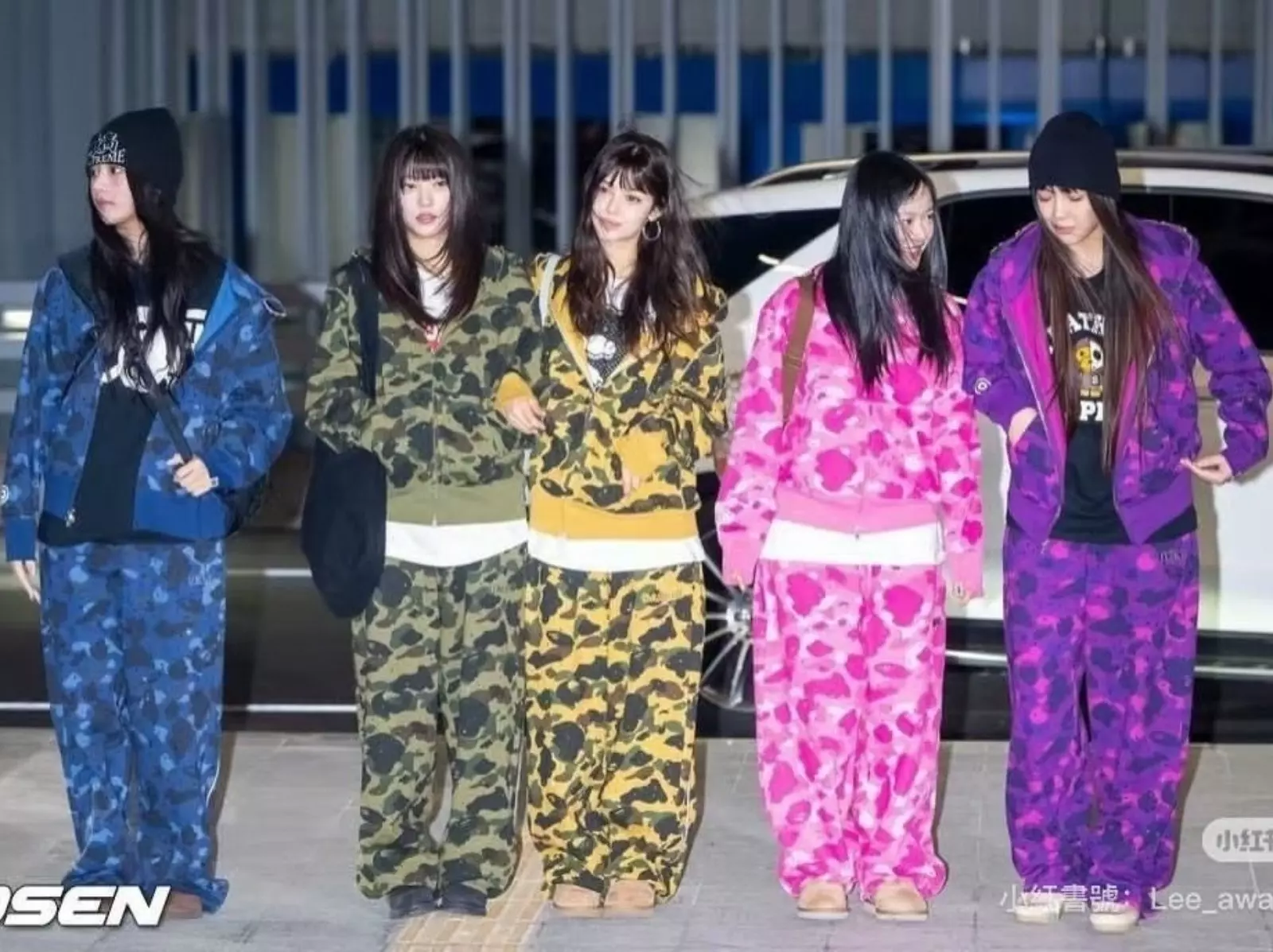 New Jeans 機場穿搭引熱議！全員著客製化 BAPE 套裝又帥又甜！