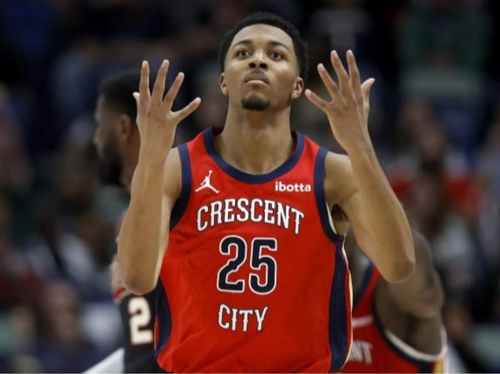 NBA／Trey Murphy III 快攻上籃「突轉身反勾放槍」超糗畫面曝光，網笑「打 2K 按錯鍵！」