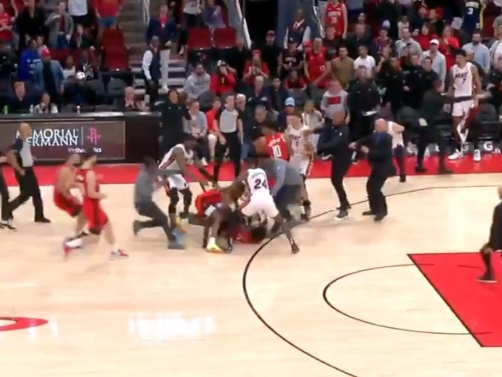 NBA／火箭、熱火爆發大亂鬥！Amen Thompson 抱摔 Tyler Herro 激烈衝突畫面曝光！