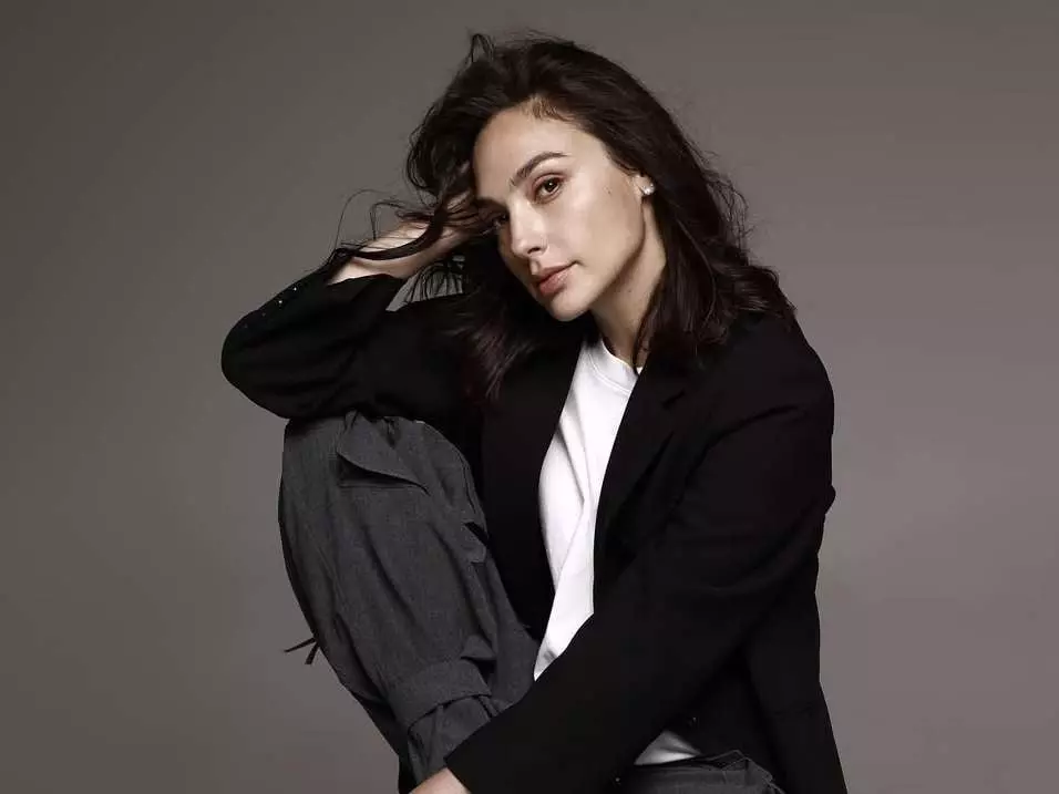 《神力女超人》蓋兒加朵 Gal Gadot IG 自揭懷孕期腦部血栓緊急手術，女兒名藏暖意！