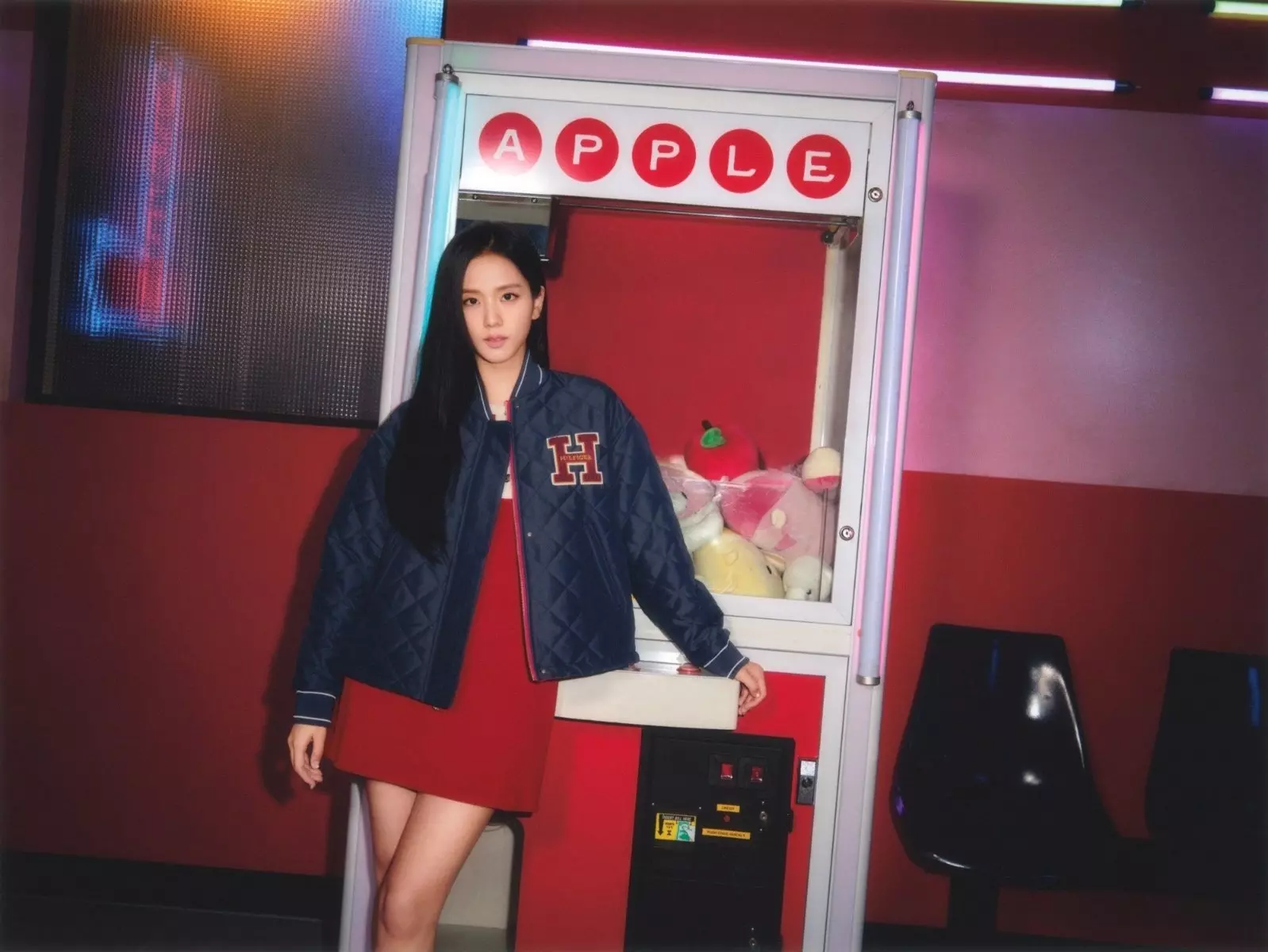 TOMMY HILFIGER 宣佈由 K-POP 巨星 JISOO 活潑演繹 2025 新年限量系列