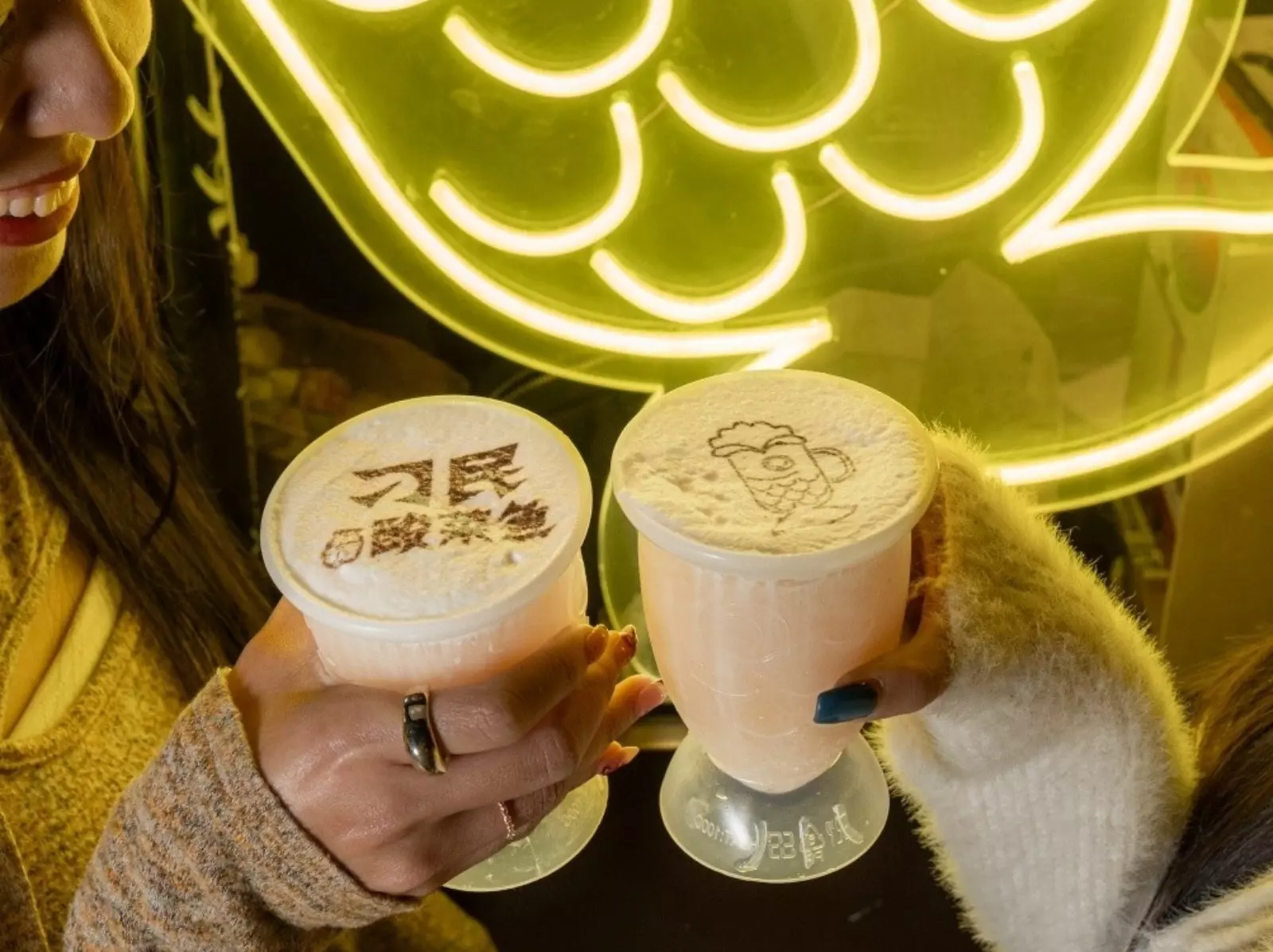 跨年喝什麼！刁民酸菜魚推出「刁民持酒 Bar」，外帶奶蓋啤酒環保魚杯超欠收！