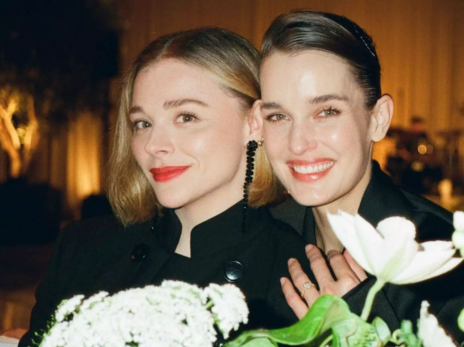 「超殺女」克蘿伊摩蕾茲 Chloë Grace Moretz 傳訂婚！輕牽女友凱特哈里森 Kate Harrison「秀鑽戒」