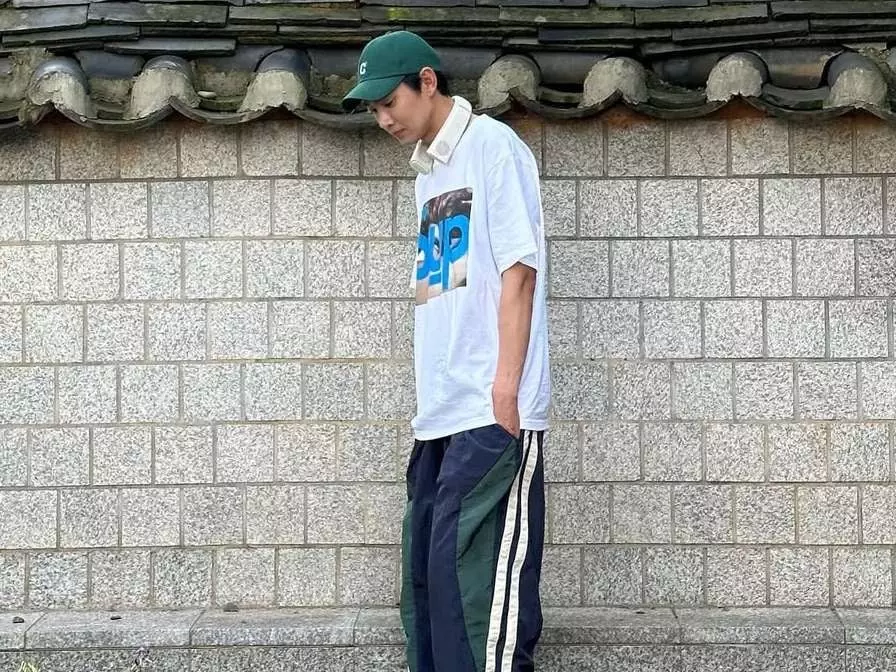 《魷魚遊戲2》朴成焄 5 種私服穿搭大揭秘！原來他最愛這兩個品牌？
