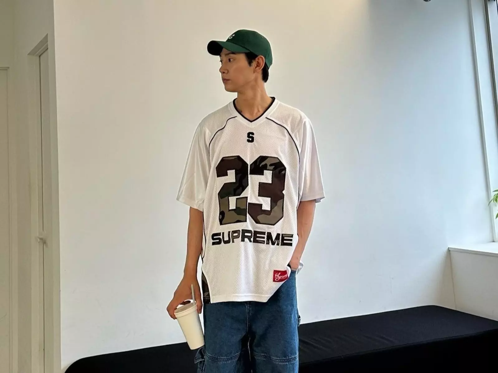 《魷魚遊戲 2》跨性別者賢珠「朴成焄」私下實著鞋款大解析！樂福鞋、帥潮拖鞋他都能駕馭！