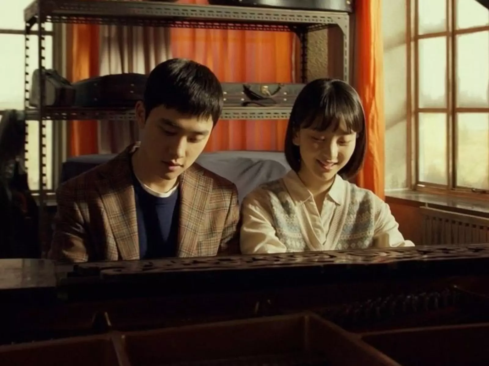 韓版《不能說的秘密》預告曝光！Ｄ.O. 都敬秀神還原周杰倫鬥琴、四手聯彈！
