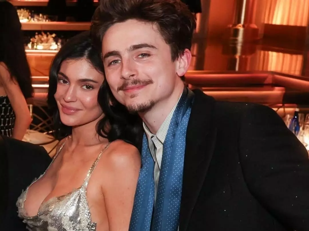 凱莉珍娜 Kylie Jenner 與「甜茶」提摩西夏勒梅 Timothée Chalamet 同框金球獎！尷尬被冷落畫面掀熱議！
