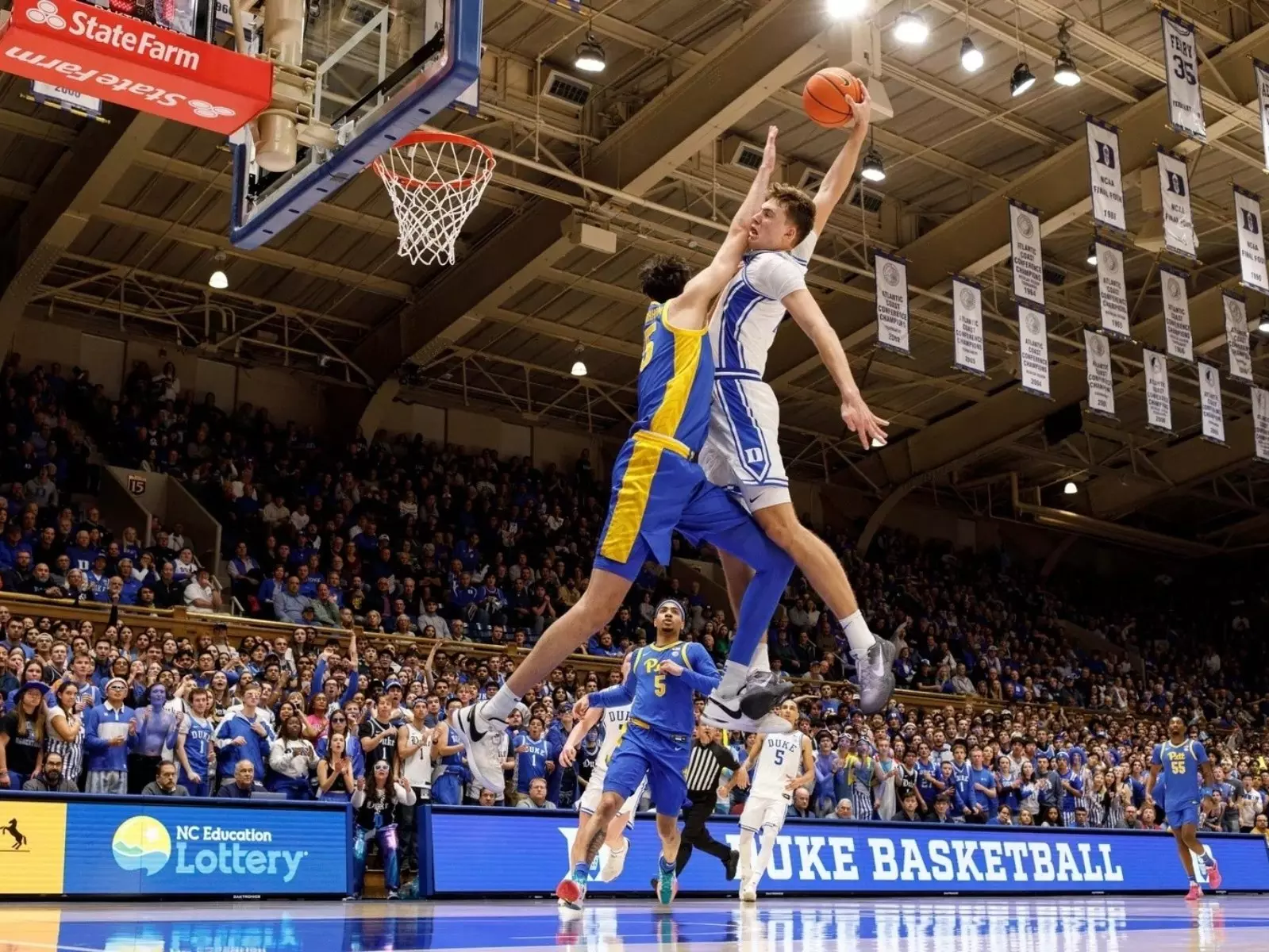 NBA 準狀元 Cooper Flagg「驚天隔人單手暴扣」震撼全場，逆天爆發力太神啦！
