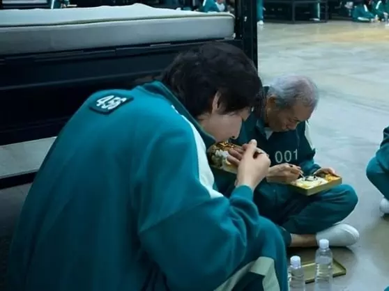 《魷魚遊戲 2》遭網友抓包穿幫鏡頭！李政宰吃空氣飯、416 參賽者忽男忽女！