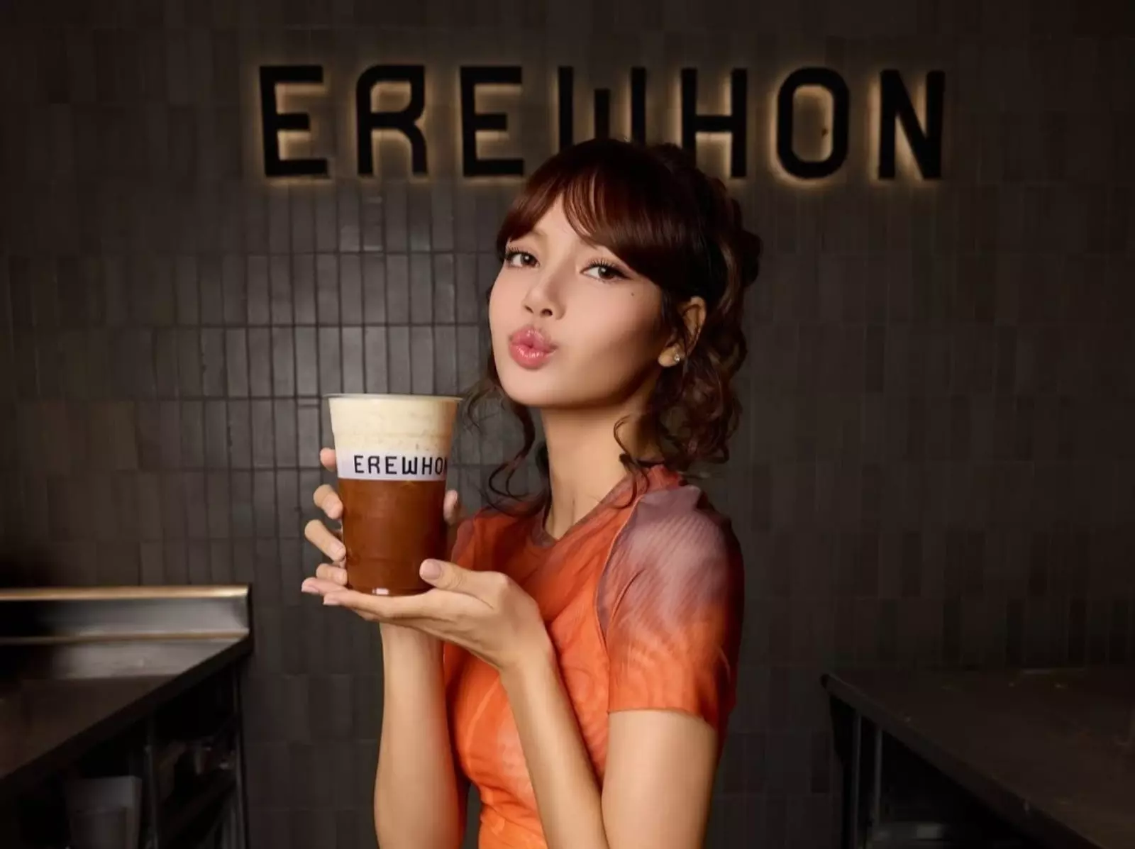 BLACKPINK Lisa 與美國頂奢超市  EREWHON 推泰奶奶昔，一杯要價 700 台幣引網熱議！