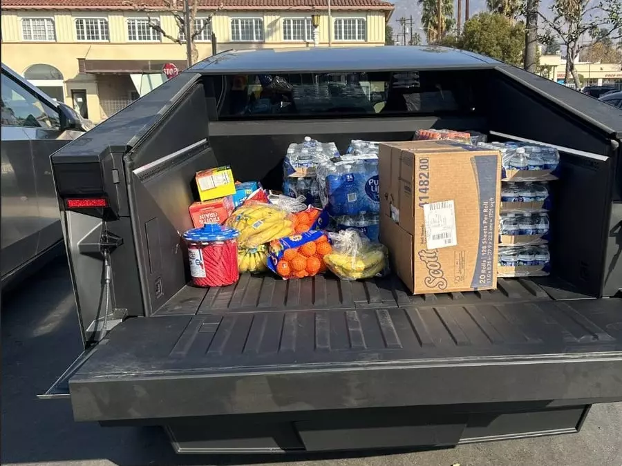 馬斯克出動特斯拉 Cybertruck 洛杉磯野火救災！提供 Starlink 網路、向準車主道歉！
