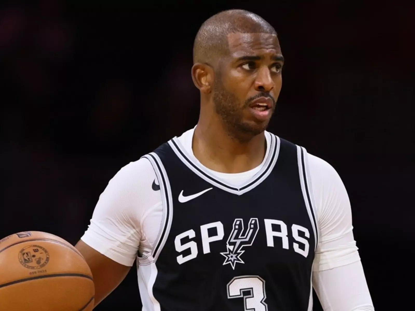 NBA／Chris Paul 強拉 Wembanyama 的手要他跟 Zach Edey 跳球，網笑：「果然是老球皮！」