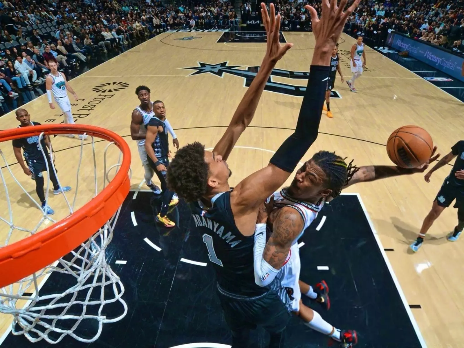 NBA／Ja Morant 驚天暴力顏扣 Wembanyama 轟炸籃框，超扯爆發力震撼全場！