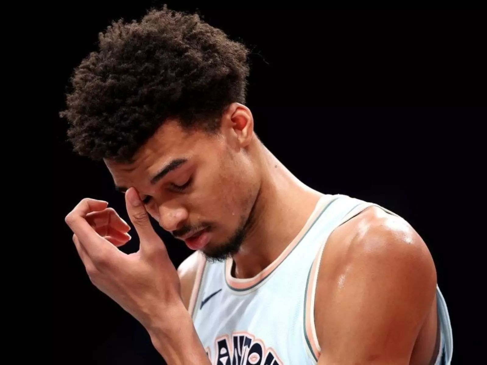 NBA／Wembanyama 跟小球迷交換球衣「被對方拿去拍賣」遭抓包，本人難過發文回應！