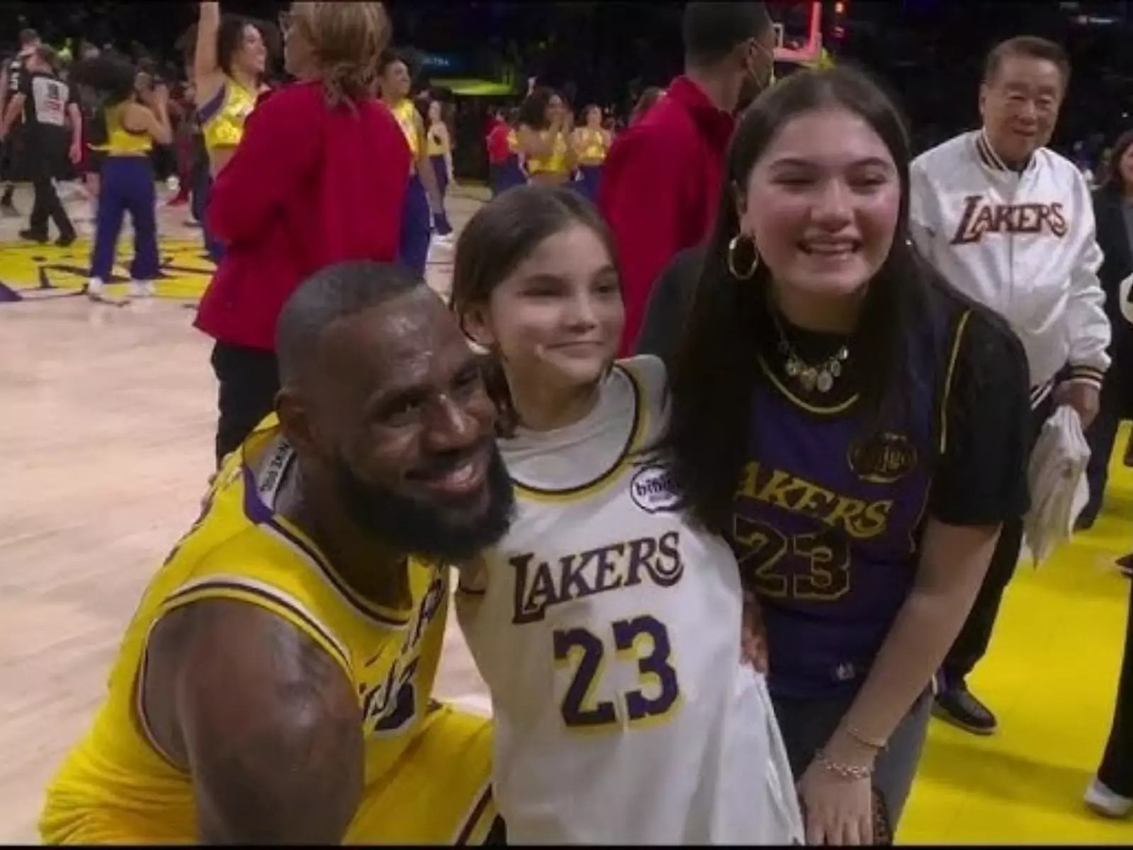 NBA／詹皇與小女孩球迷暖心互動！親自上前合影、贈送手環感動球迷！