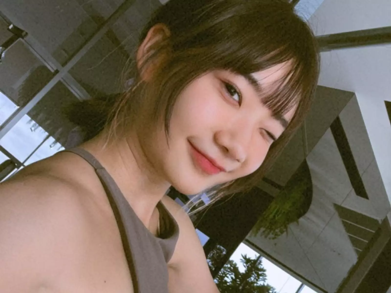 愛莉莎莎單穿內衣示範「如何正確道歉」！網友讚嘆：「根本就是流量鬼才！」【野生抓正妹】