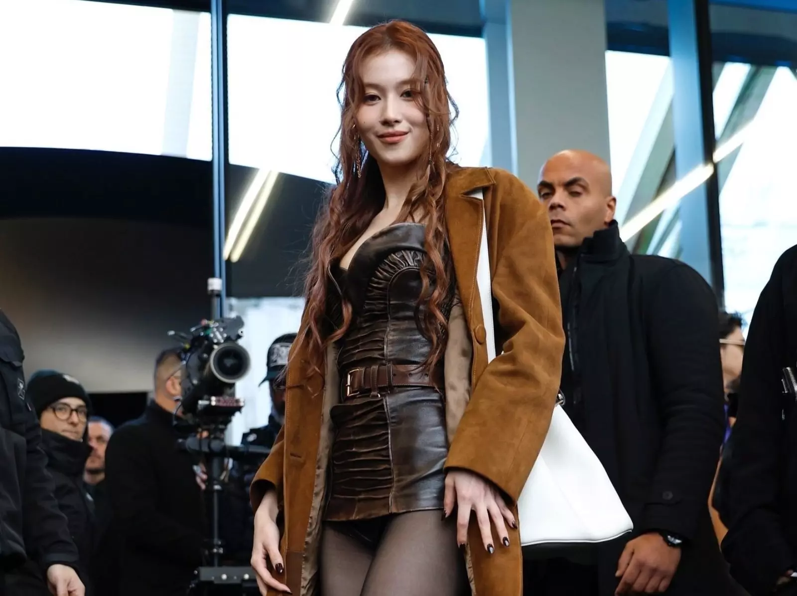 TWICE Sana 現身 Prada 米蘭時裝周秀場！「極短裙造型」底褲曝光掀熱議！