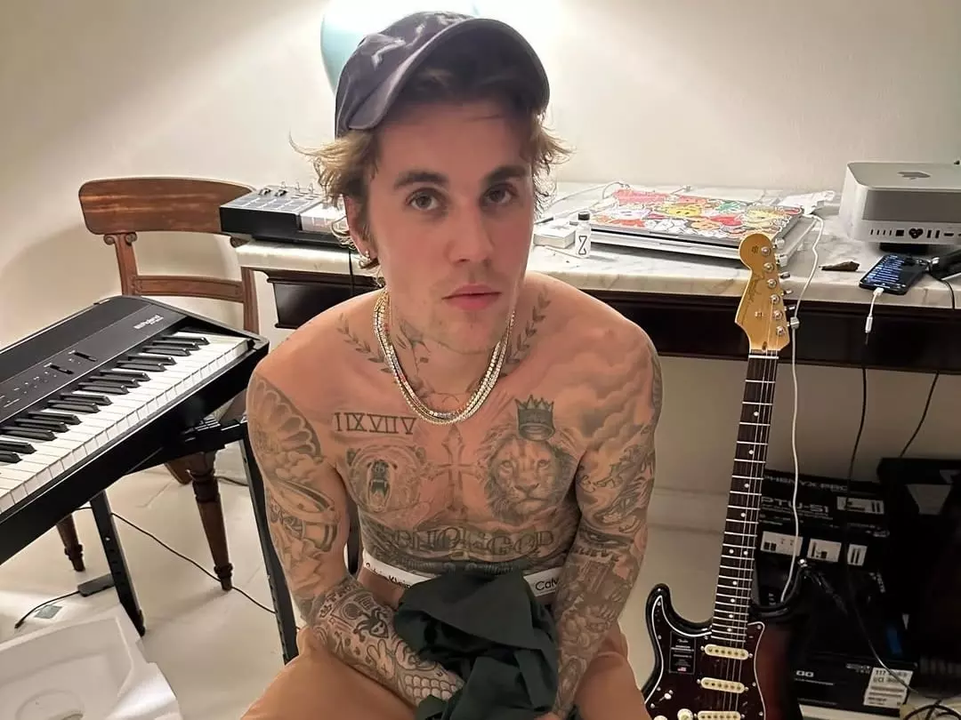 小賈斯汀 Justin Bieber 疑似家中呼麻！遭批：「最失格爸爸！」