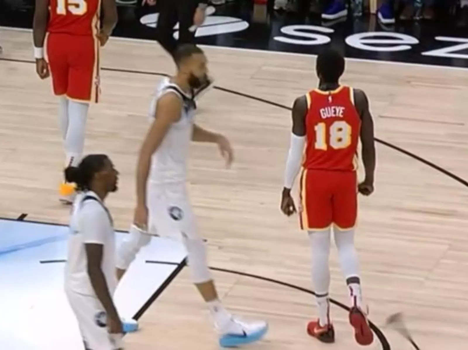 NBA／灰狼「主場喇叭」掉落差點擊中 Rudy Gobert，危險一幕曝光！