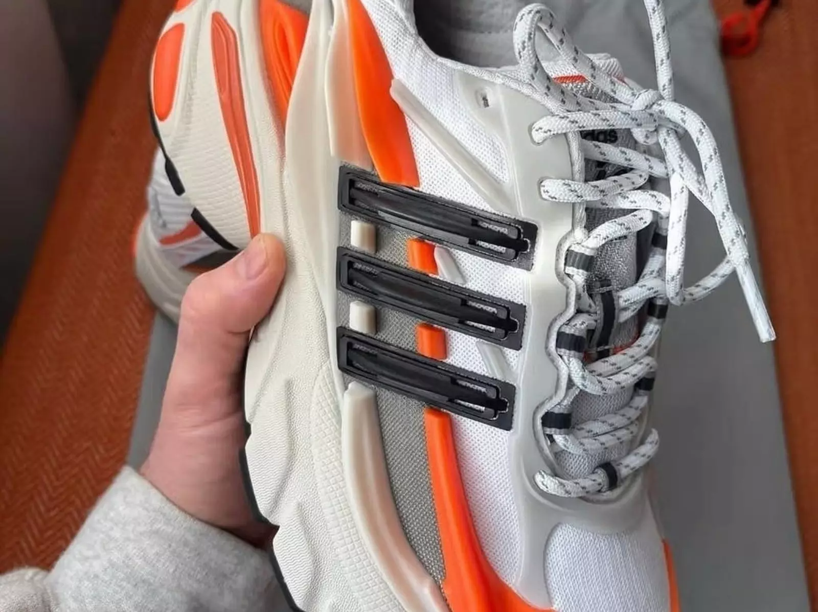 菲董 Pharrell Williams 攜手 adidas 推出全新鞋款 Jellyfish，鏤空「三條槓」設計超搶眼！