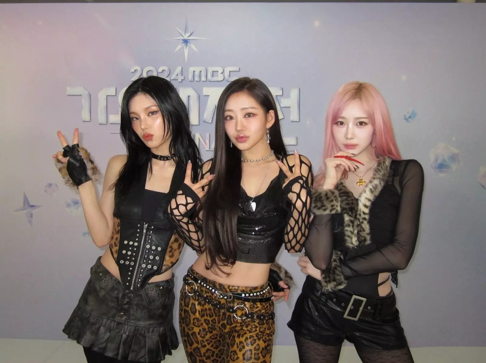 aespa Giselle、ITZY 禮志、KISS OF LIFE JULIE《MBC 歌謠大祭典》「合作舞台」引熱議！性感詮釋小甜甜布蘭妮經典歌曲〈Toxic〉！
