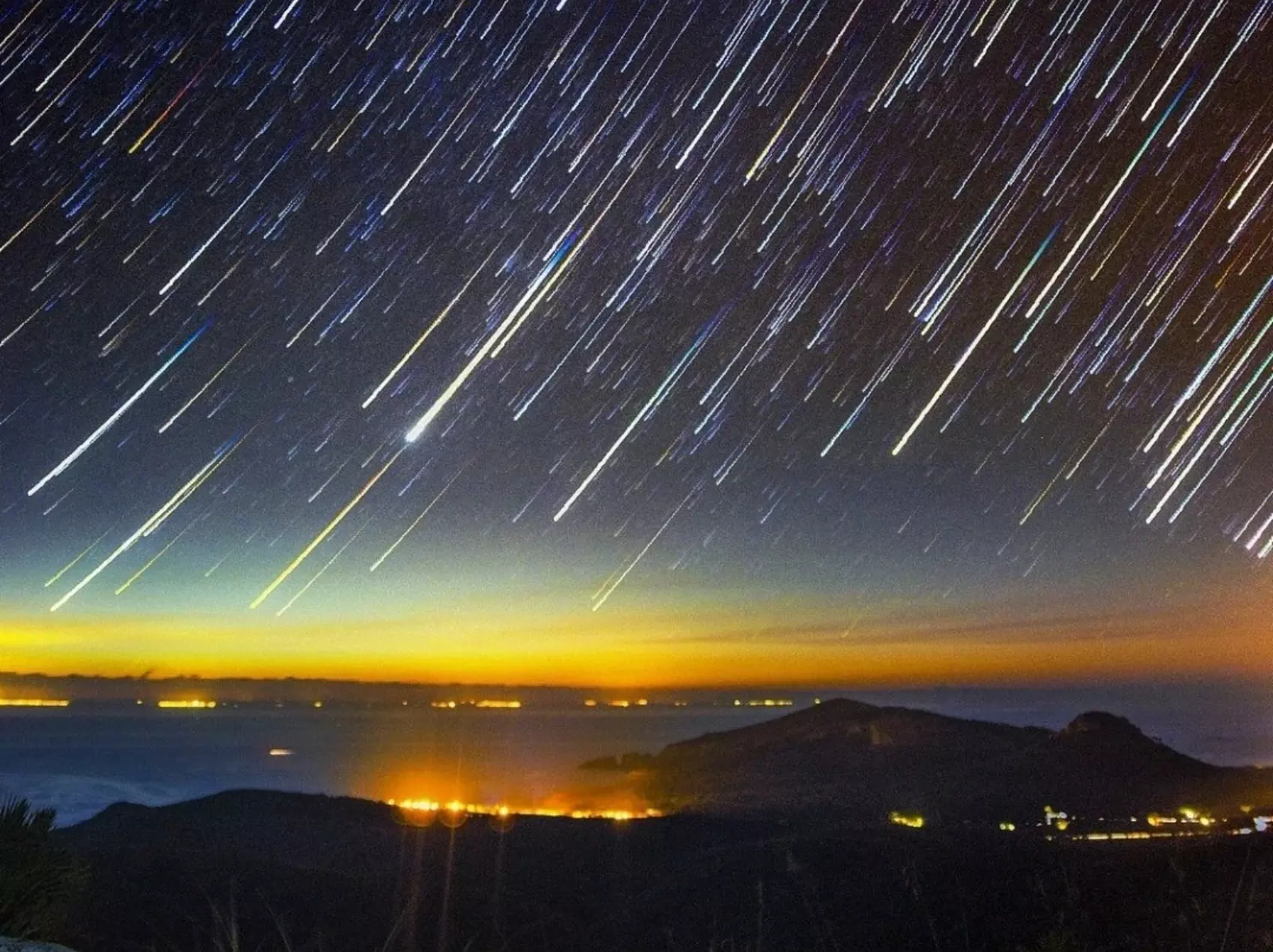 2025 台灣必看星象：月全食、英仙座流星雨⋯時間方位一篇看懂！