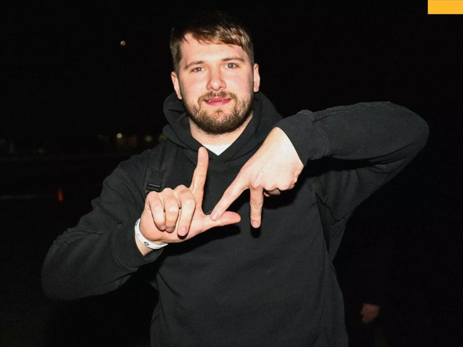 NBA／Luka Doncic 抵達洛杉磯比「LA」手勢與湖人高層會面，轉隊首秀日期曝光！