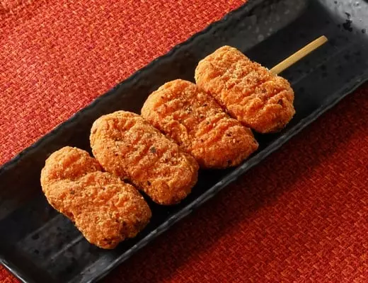 日本 Lawson 便利商店推新品「一串小雞塊」！網友大推辣味必吃！
