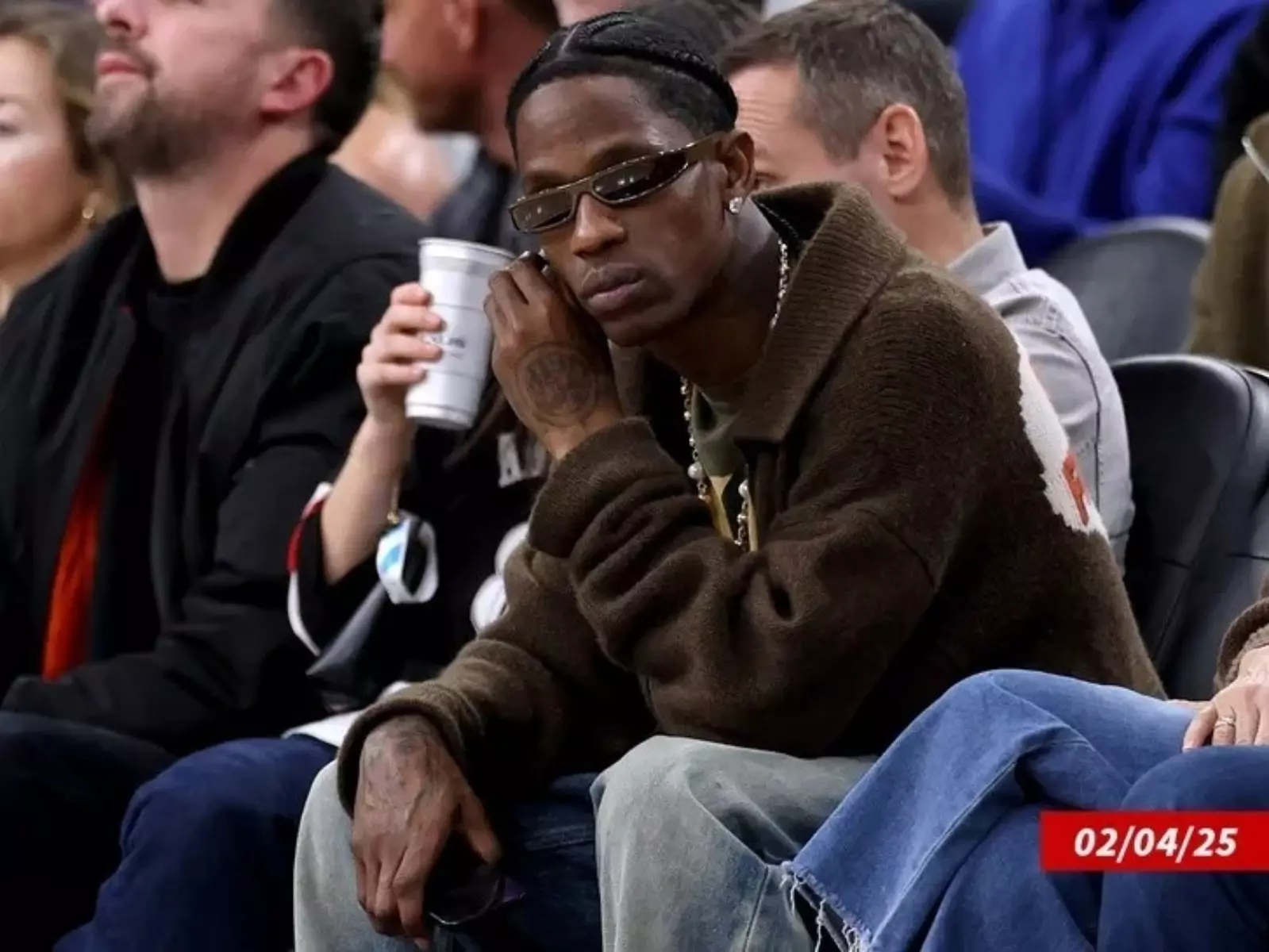 Travis Scott 看 NBA 遭球場保全攔住，被「大力拉扯外套」差點釀成衝突！