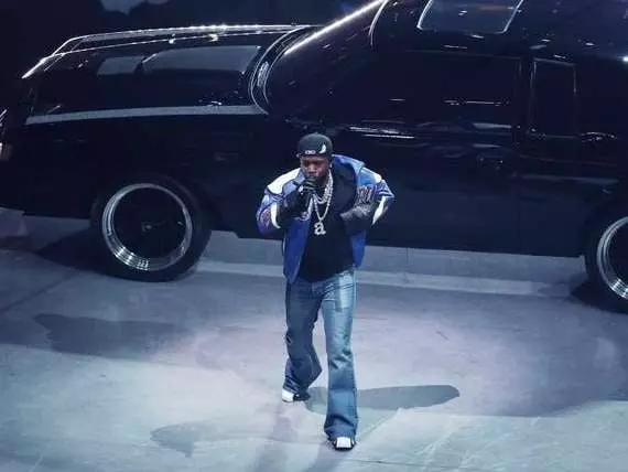 Kendrick Lamar 登場 2025 NFL 超級盃中場秀！穿搭單品一覽，「a」 字墜飾成為全場熱議焦點！