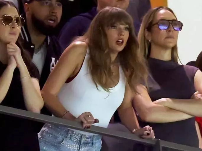 泰勒絲 Taylor Swift 男友輸球又被川普酸！遭現場球迷噓聲傻住：「到底怎麼了！」