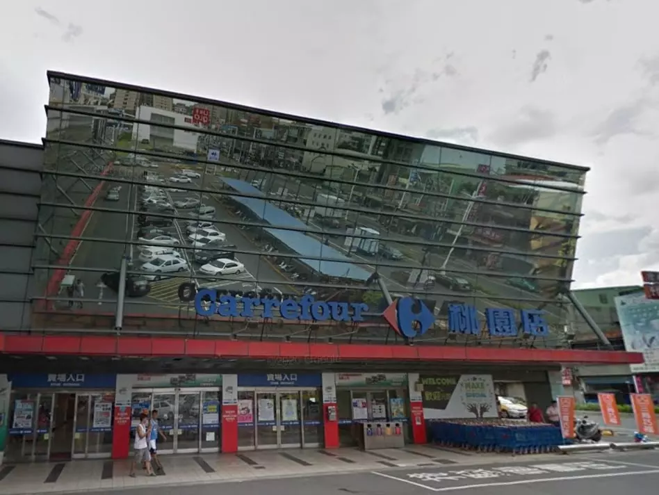 家樂福桃園店租約到期熄燈！當地民眾不捨喊：「從小逛到大！」