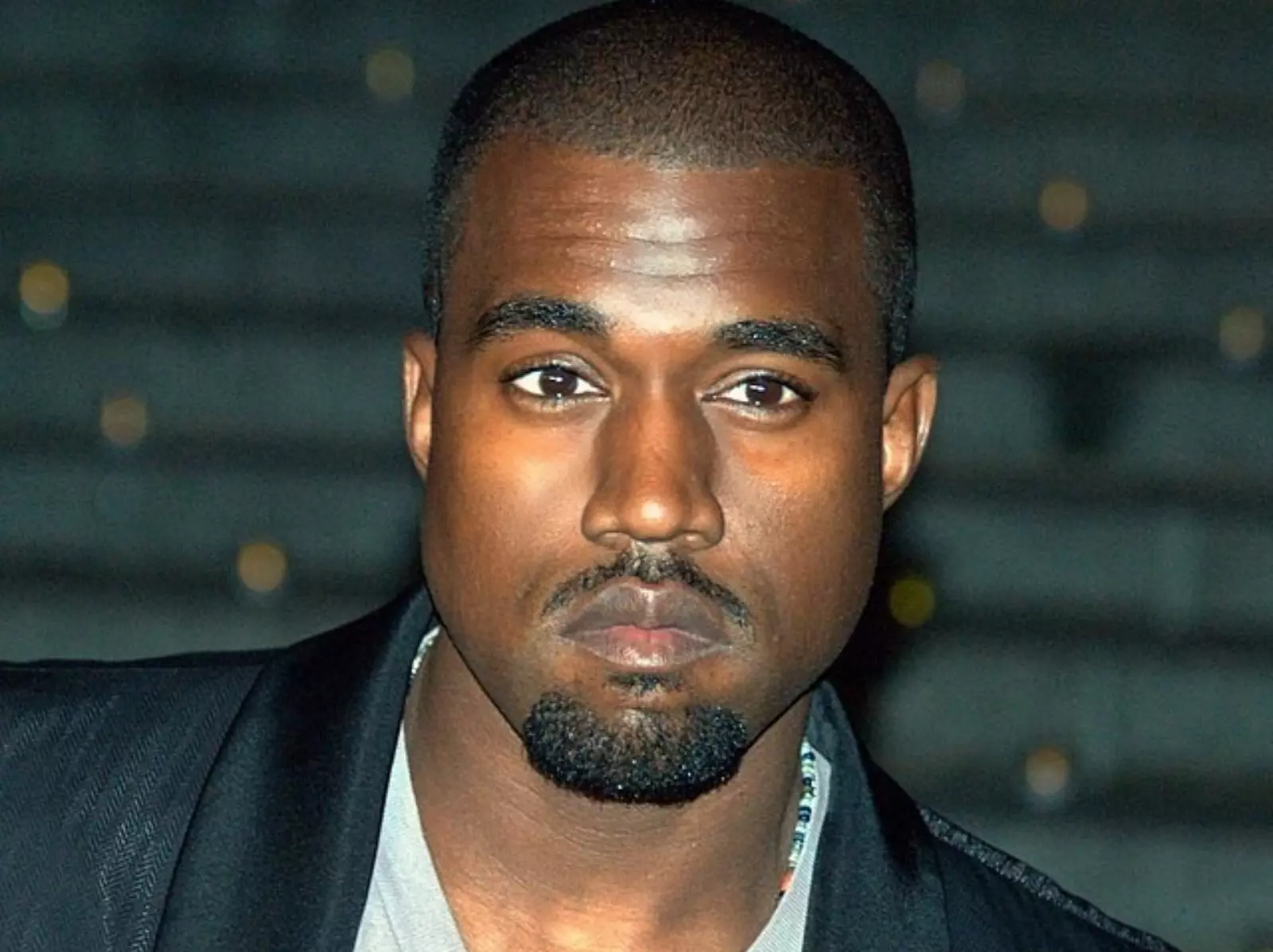 肯爺 Kanye West 超級盃期間上架「納粹標誌」T-shirt！Charlie Puth 怒：「希望你停止！」