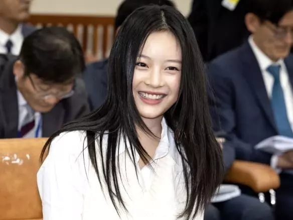 NewJeans 改新團名 NJZ Hanni 簽證引爭議！父母控訴 ADOR：「逼簽延長合約才給簽證！」