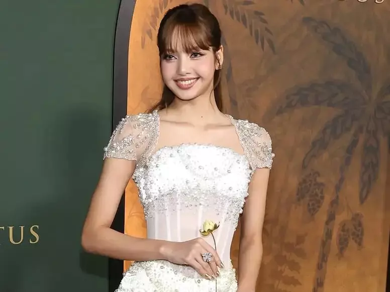 BLACKPINK Lisa 出席《白蓮花大飯店 3》首映！受訪坦言：「經常忘詞！」