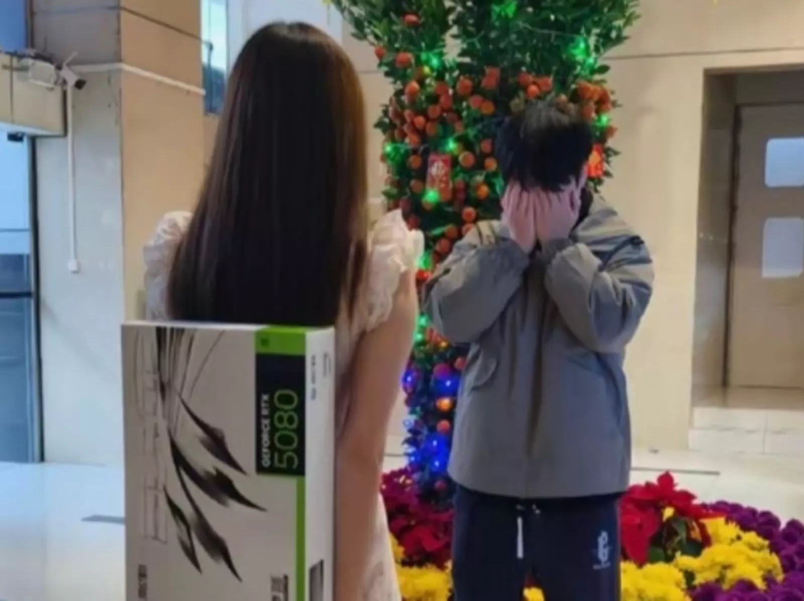 超狂女網友拿輝達 RTX 5080 顯卡告白，網直呼：「這怎麼可能不成功！」
