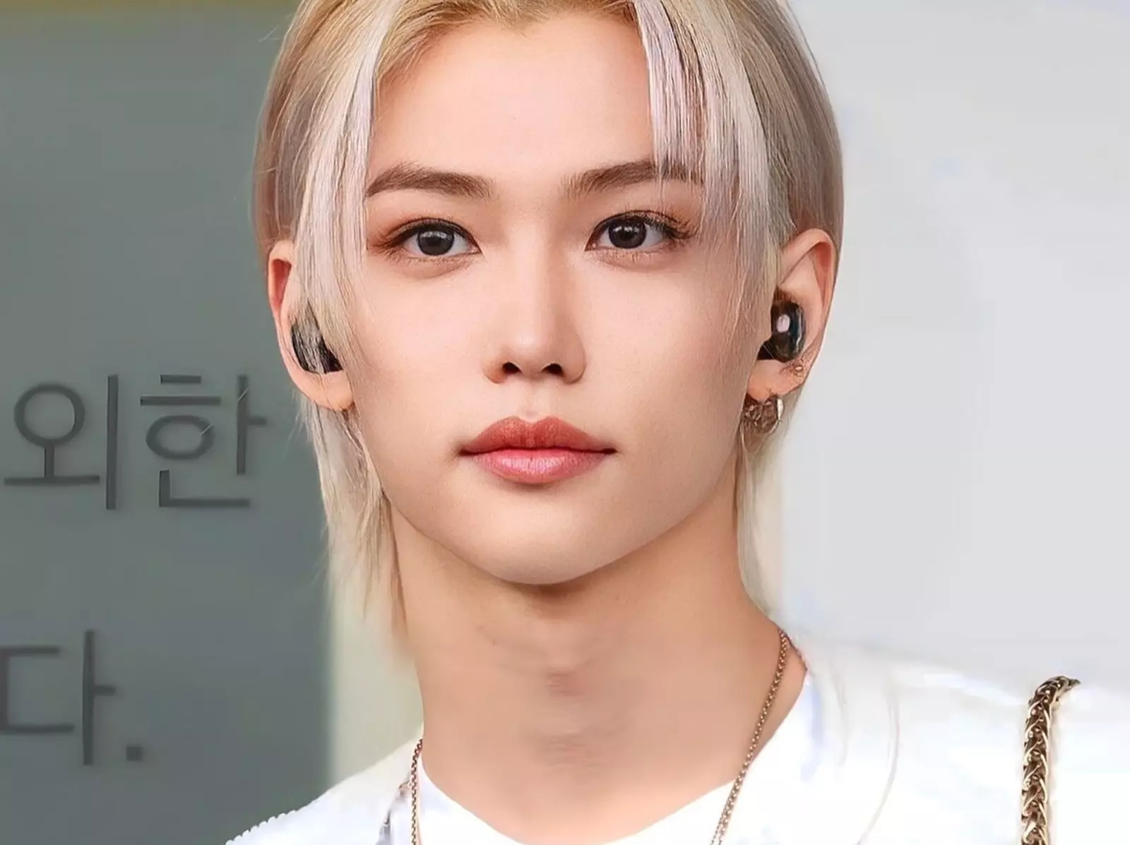 Stray Kids Felix 李龍馥出車禍回家途中遭巴士撞傷，宣告暫停活動！
