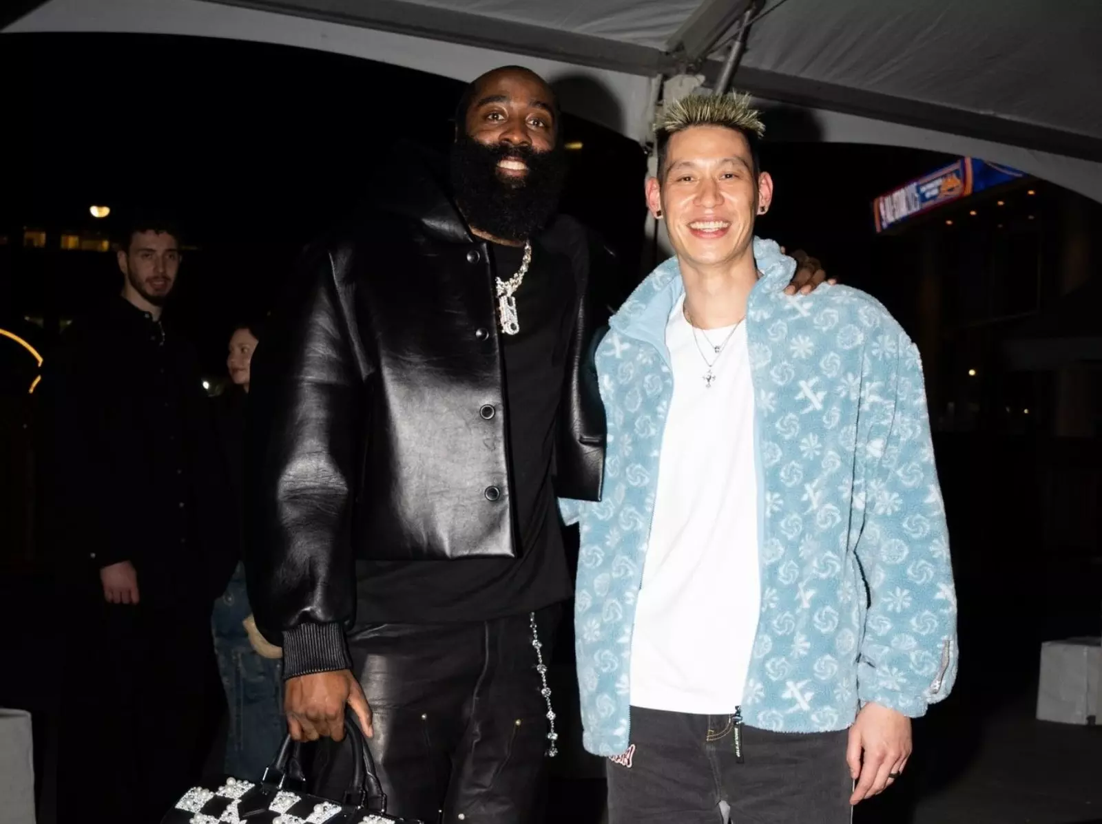NBA／林書豪睽違多年再度與 James Harden 合體，兩人互相擁抱致意好感情依舊！