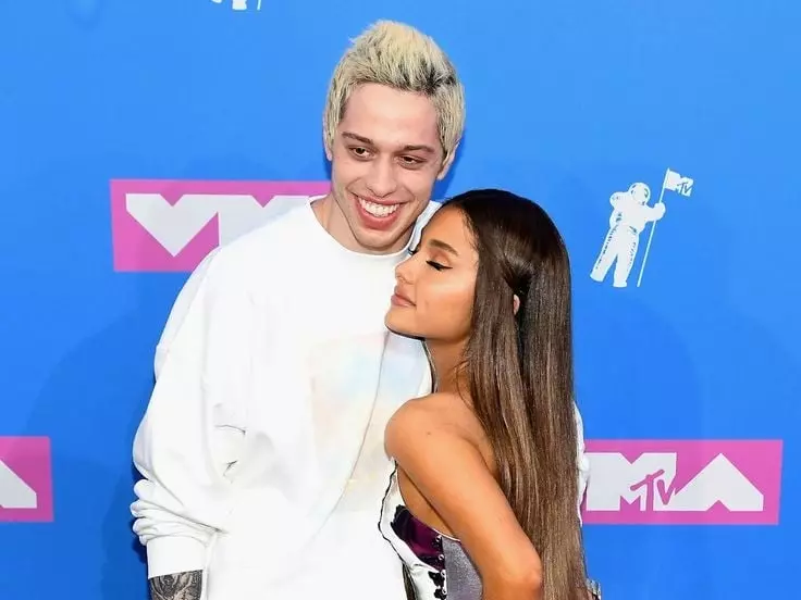 彼得戴維森 Pete Davidson 罕見提與亞莉安娜 Ariana Grande 戀情！坦言：「被過度關注像地獄！」
