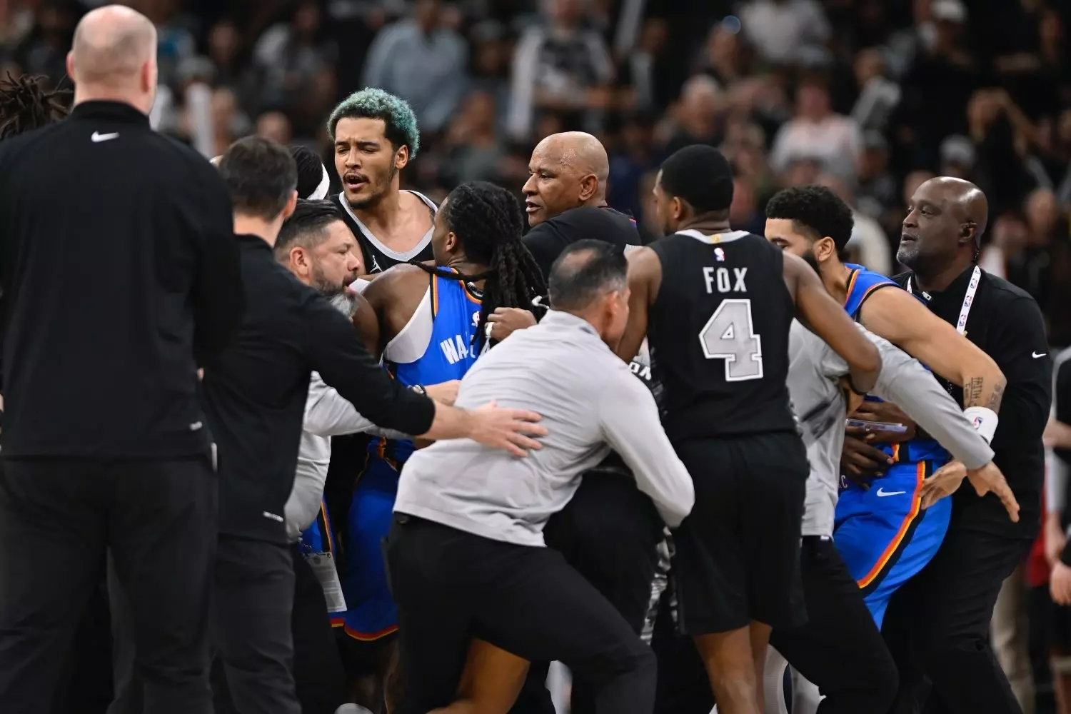 NBA／雷霆、馬刺爆發衝突「3 人遭驅逐出場」，SGA「晃倒」工作人員引熱議！