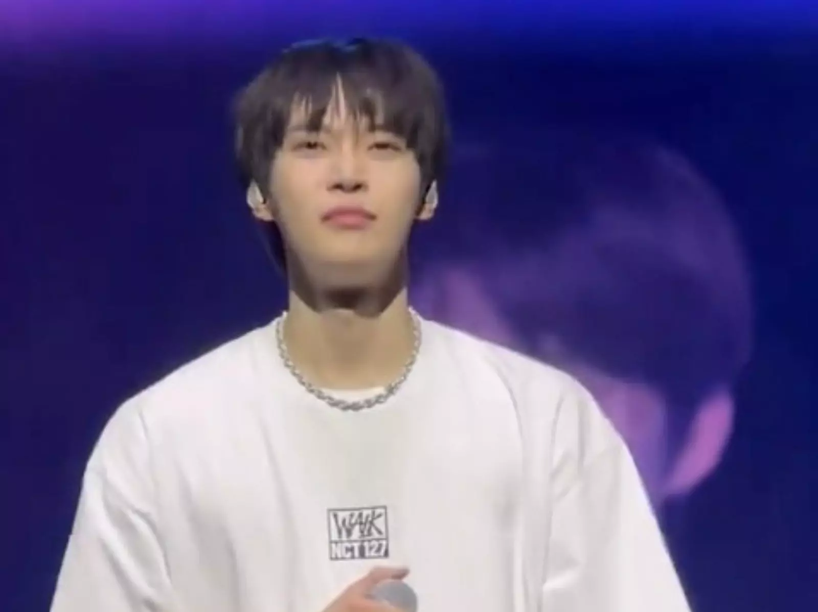 NCT 127 演唱會現場疑似粉絲「吸食大麻」，成員道英聞刺鼻味露出不悅表情！