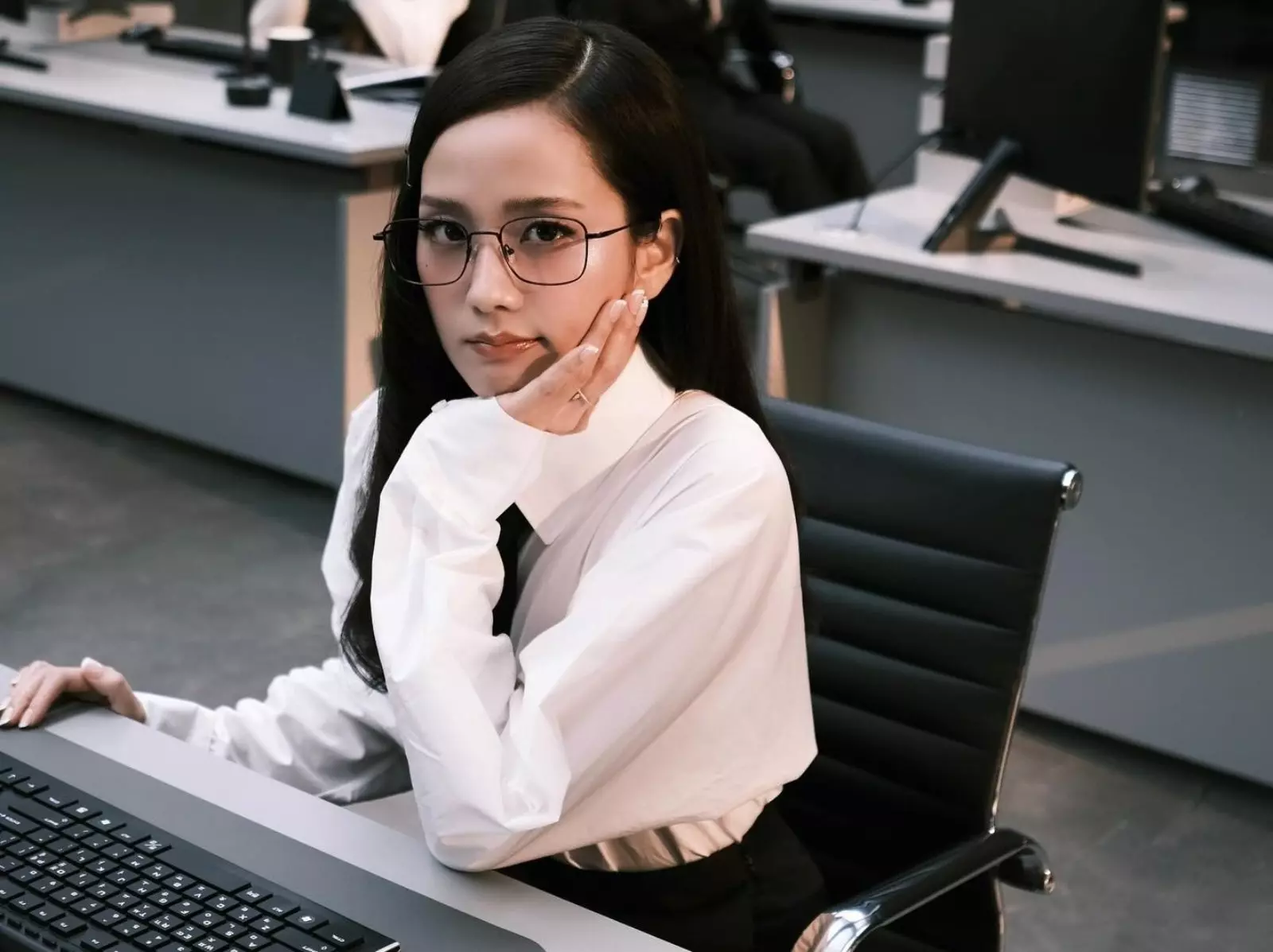 BLACKPINK Jisoo 被爆料員工換滑鼠也要報告！遭質疑「可怕老闆」急澄清！