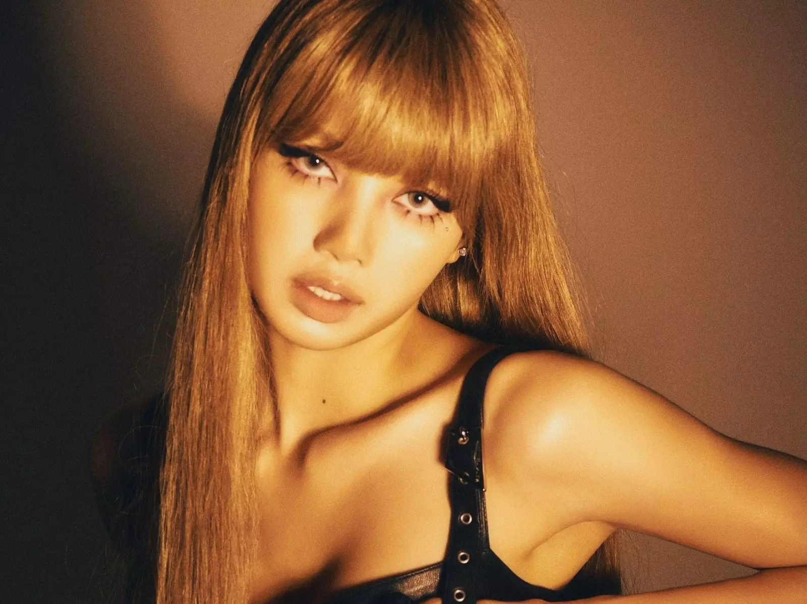 BLACKPINK Lisa 簽名專輯遭質疑使用「自動簽名機」，粉絲怒：「欺騙消費者？」